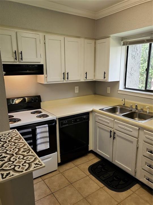 Active With Contract: $1,395 (2 beds, 1 baths, 1020 Square Feet)