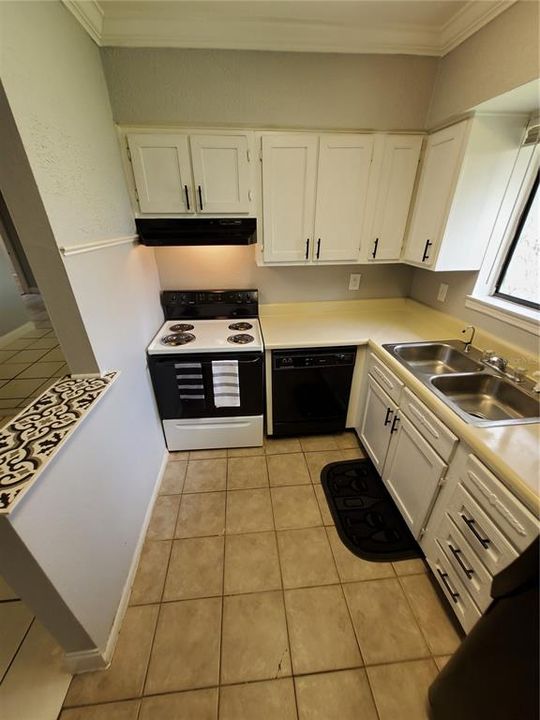 Active With Contract: $1,395 (2 beds, 1 baths, 1020 Square Feet)