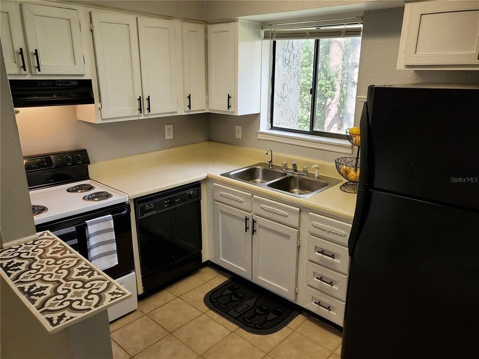 Active With Contract: $1,395 (2 beds, 1 baths, 1020 Square Feet)