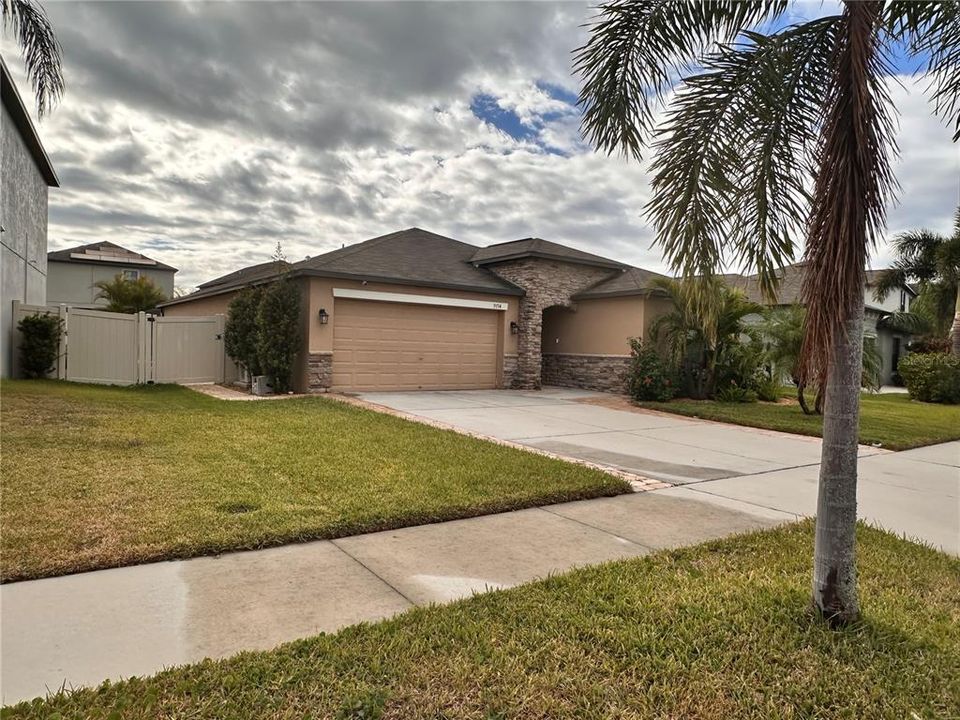 Active With Contract: $425,850 (4 beds, 2 baths, 1918 Square Feet)