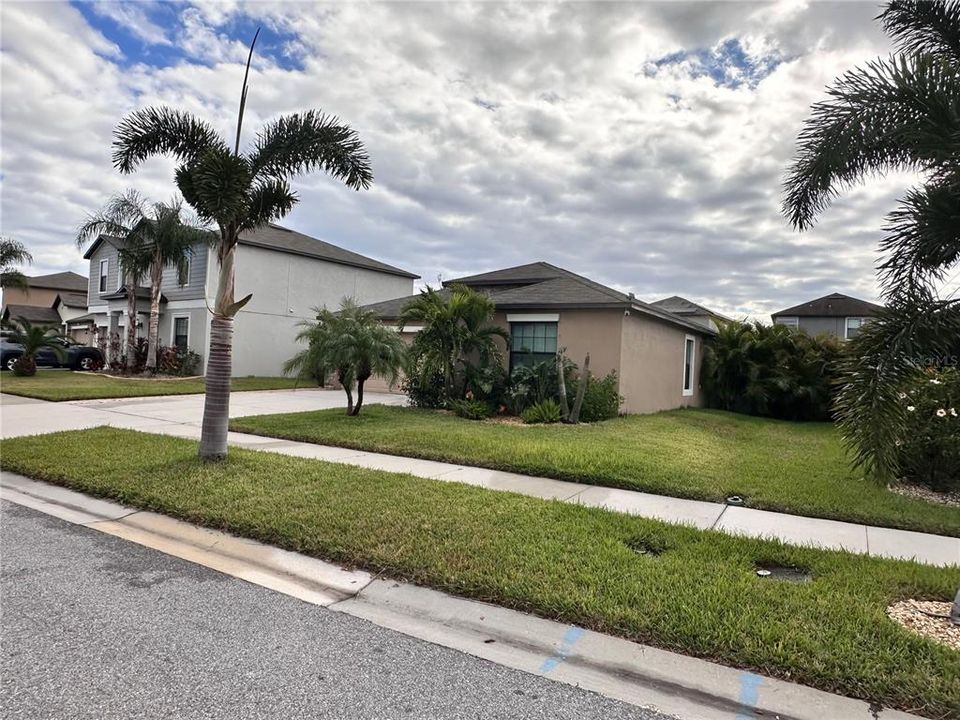 Active With Contract: $425,850 (4 beds, 2 baths, 1918 Square Feet)