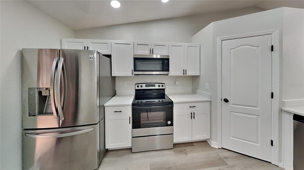 For Sale: $299,900 (3 beds, 2 baths, 1198 Square Feet)