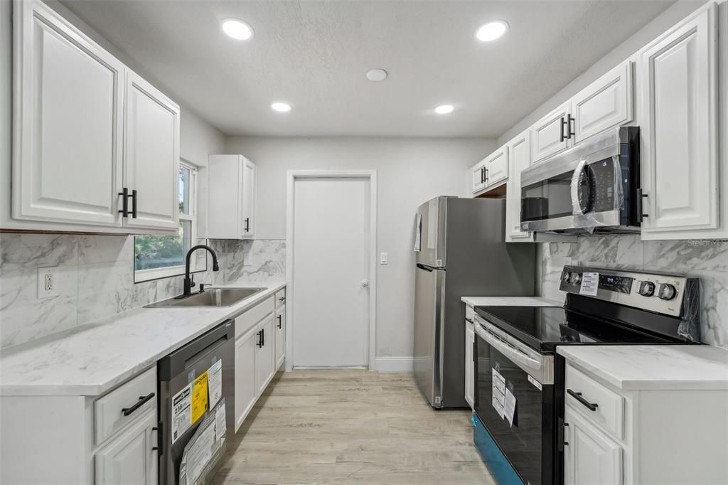 For Sale: $249,900 (2 beds, 2 baths, 990 Square Feet)