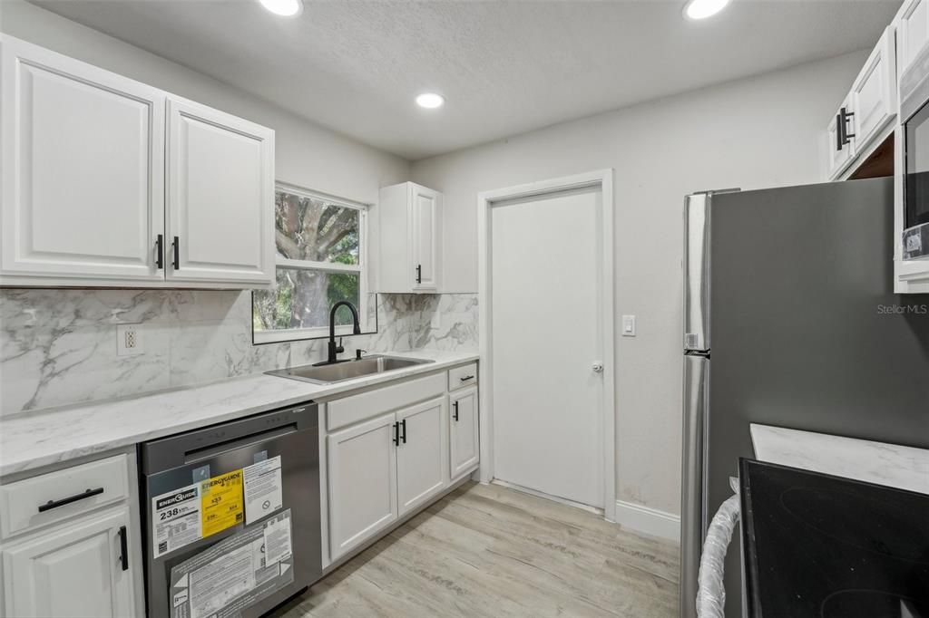 For Sale: $249,900 (2 beds, 2 baths, 990 Square Feet)