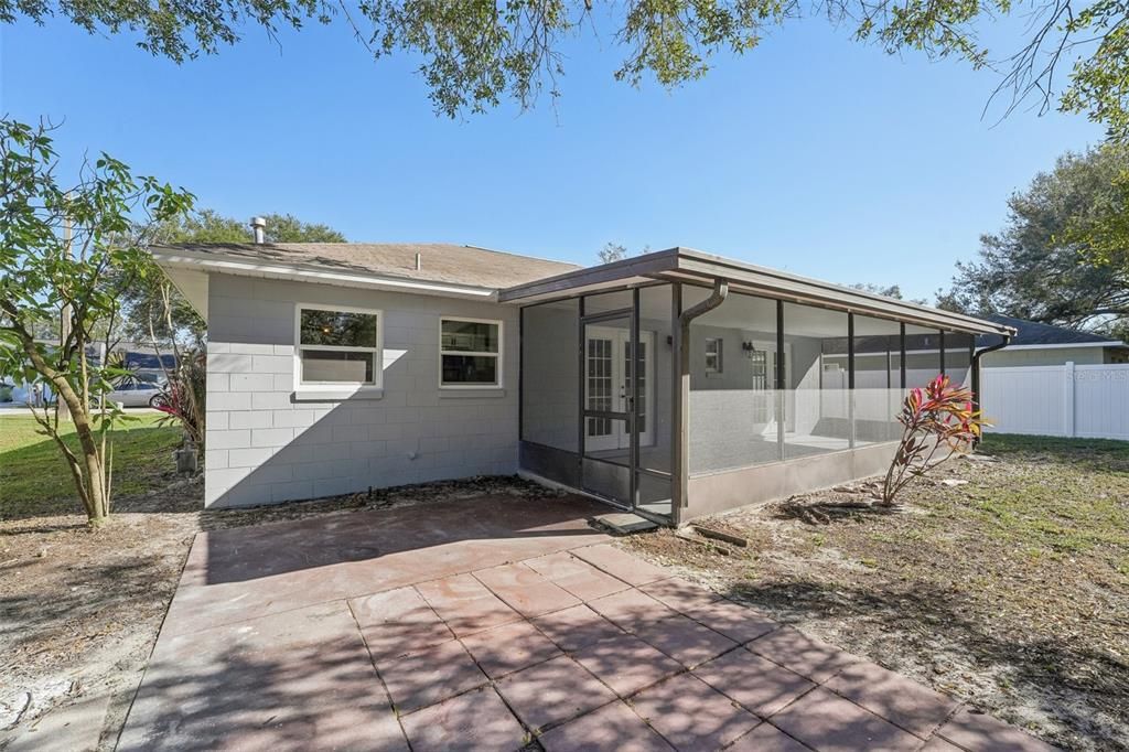 For Sale: $249,900 (2 beds, 2 baths, 990 Square Feet)