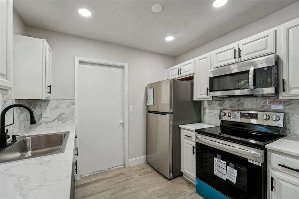 For Sale: $249,900 (2 beds, 2 baths, 990 Square Feet)