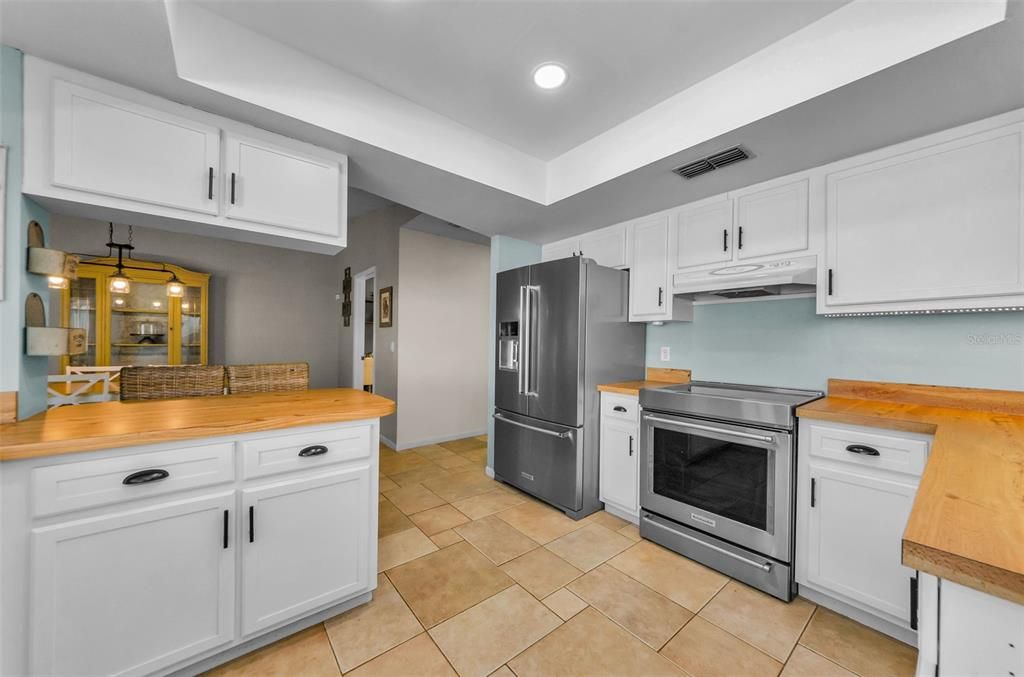 For Sale: $559,900 (3 beds, 2 baths, 1989 Square Feet)