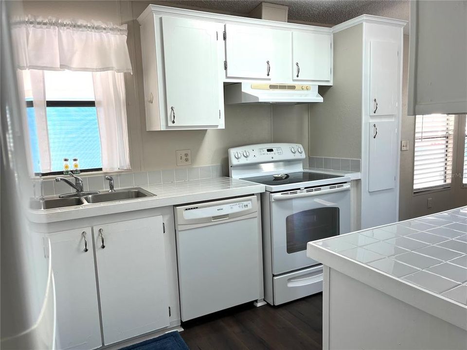 For Sale: $239,000 (2 beds, 2 baths, 962 Square Feet)