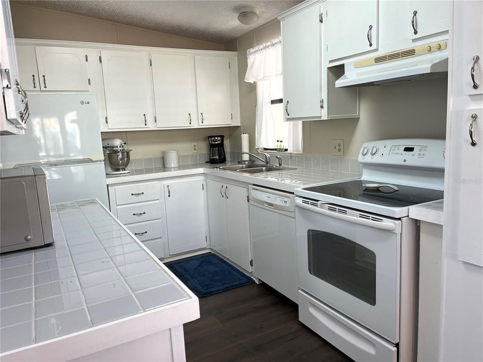 For Sale: $239,000 (2 beds, 2 baths, 962 Square Feet)