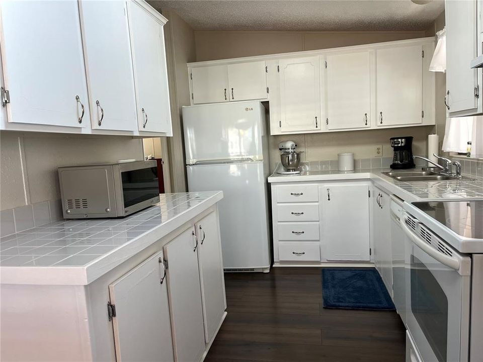 For Sale: $239,000 (2 beds, 2 baths, 962 Square Feet)