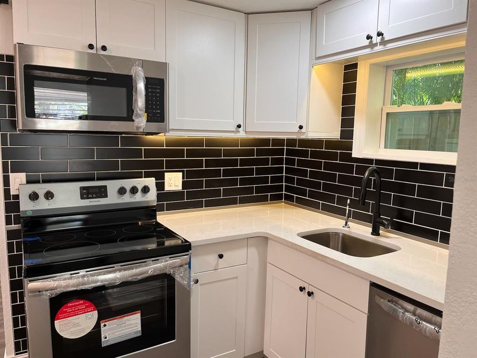 Active With Contract: $1,525 (1 beds, 1 baths, 400 Square Feet)