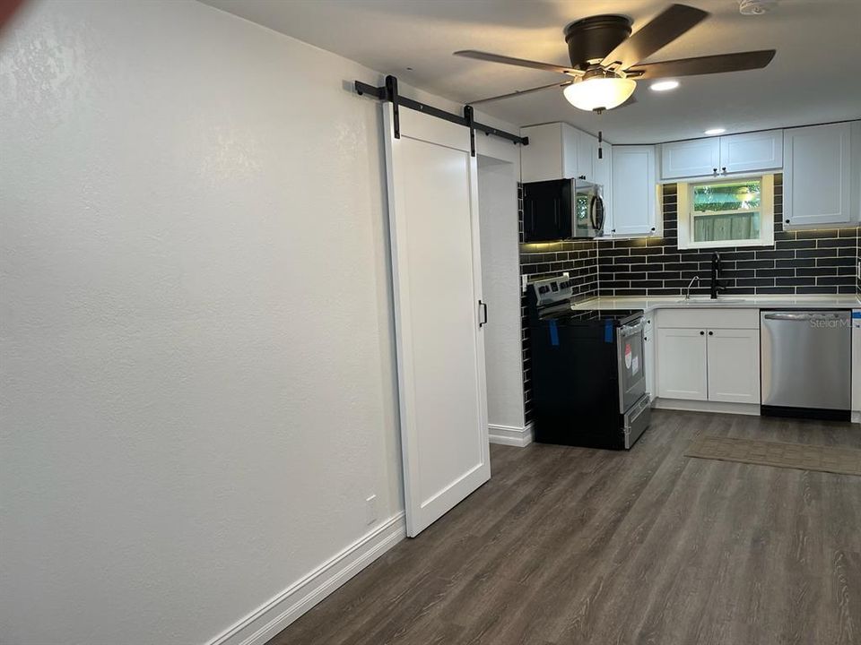 Active With Contract: $1,525 (1 beds, 1 baths, 400 Square Feet)