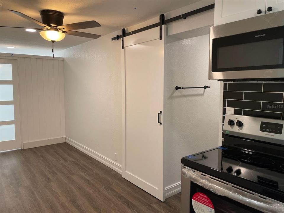 Active With Contract: $1,525 (1 beds, 1 baths, 400 Square Feet)