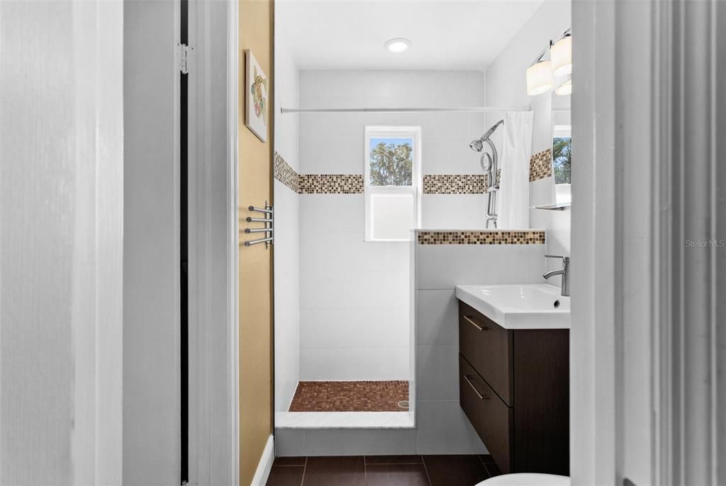 BATHROOM IN 2 BEDROOM UNIT