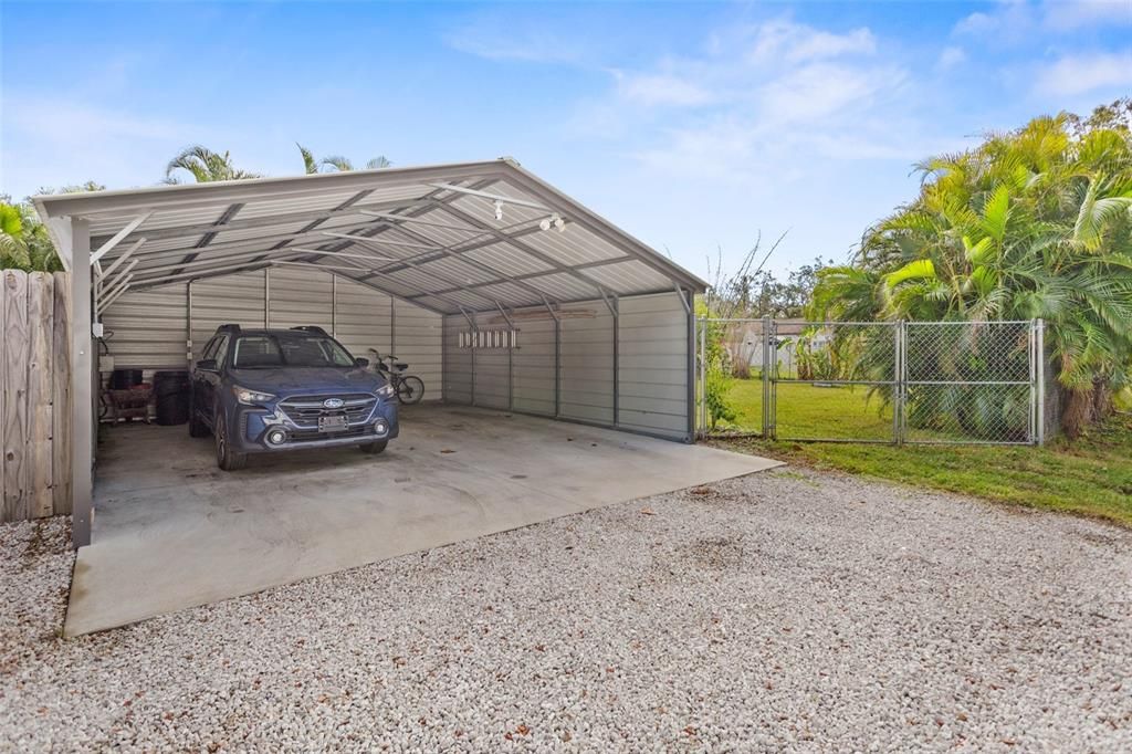 DOUBLE GATE TO LARGE BACKYARD