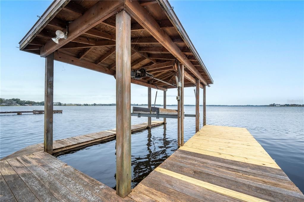 Boathouse with lift