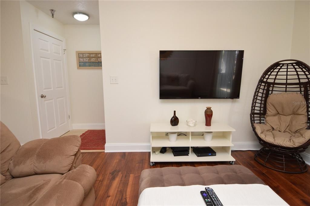 Active With Contract: $2,000 (1 beds, 1 baths, 742 Square Feet)