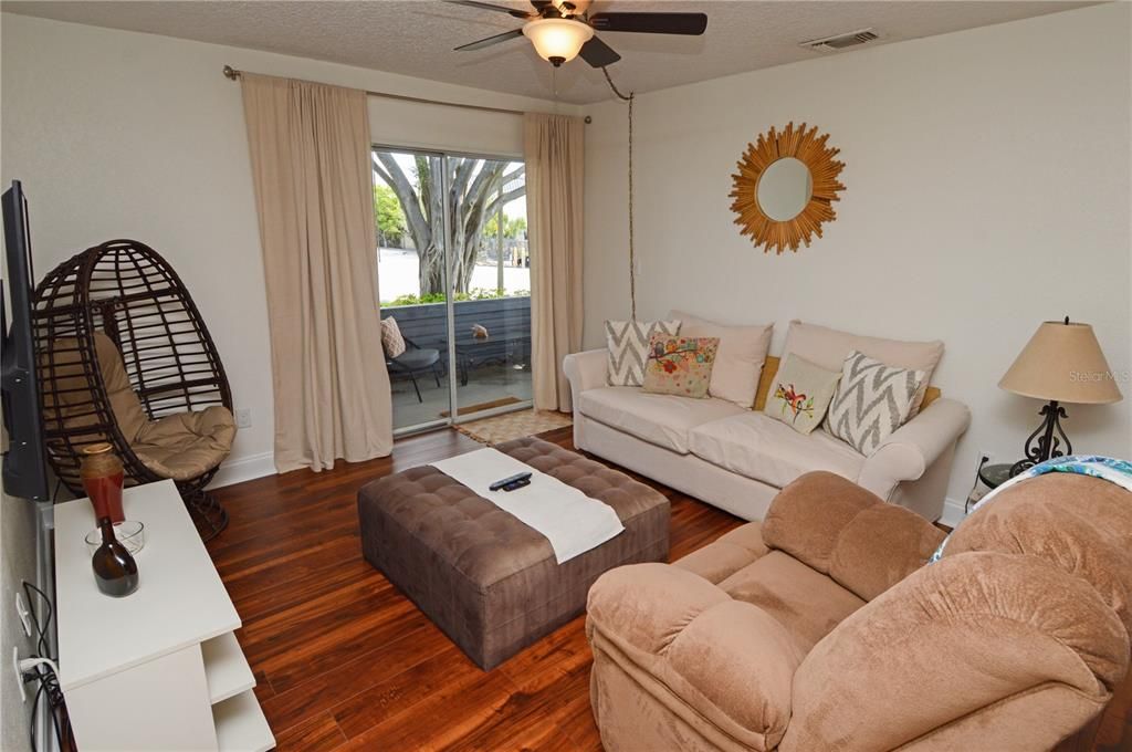 Active With Contract: $2,000 (1 beds, 1 baths, 742 Square Feet)