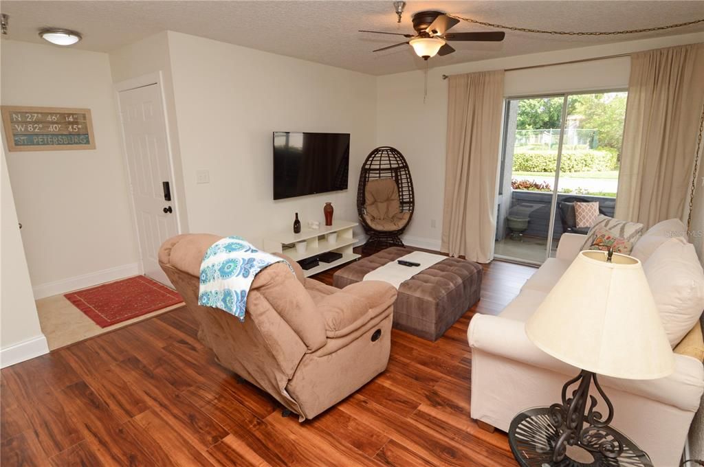 Active With Contract: $2,000 (1 beds, 1 baths, 742 Square Feet)