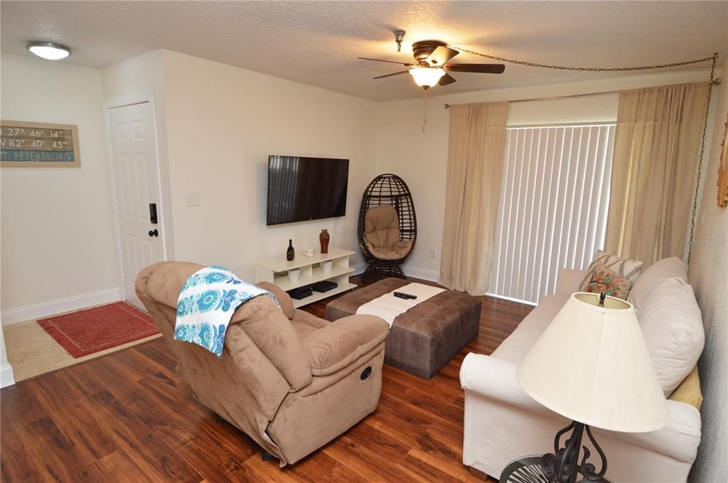 Active With Contract: $2,000 (1 beds, 1 baths, 742 Square Feet)