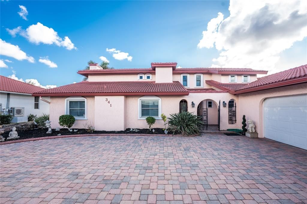 For Sale: $1,400,000 (5 beds, 4 baths, 6101 Square Feet)