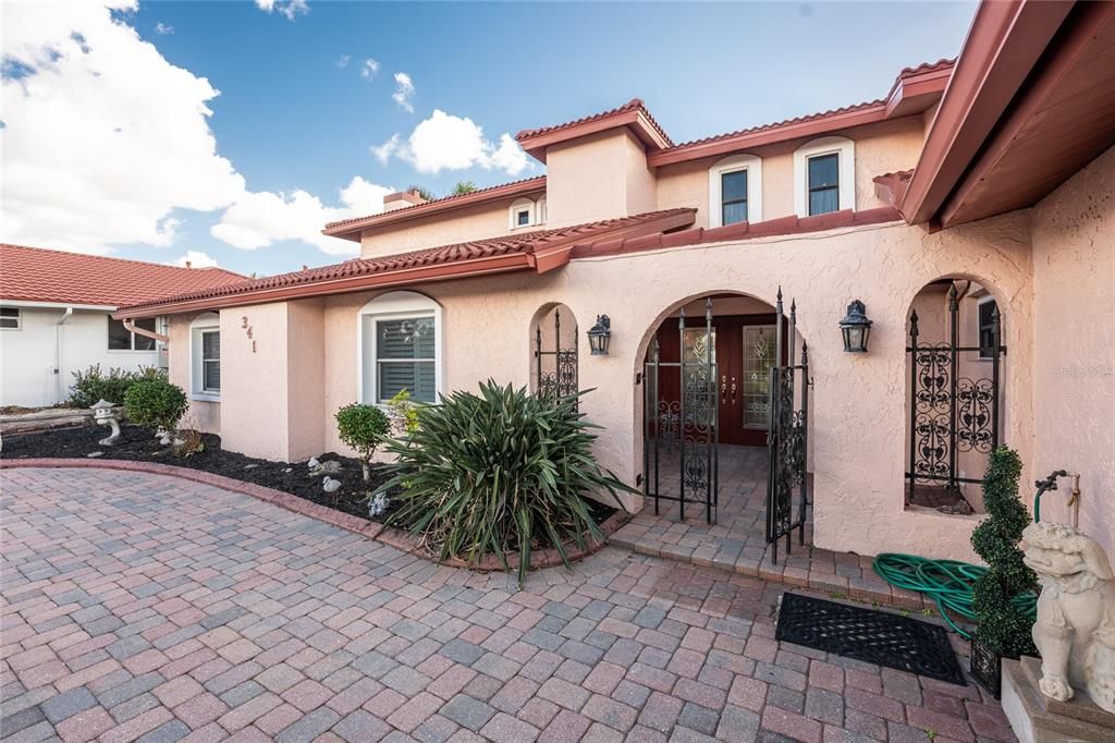 For Sale: $1,400,000 (5 beds, 4 baths, 6101 Square Feet)