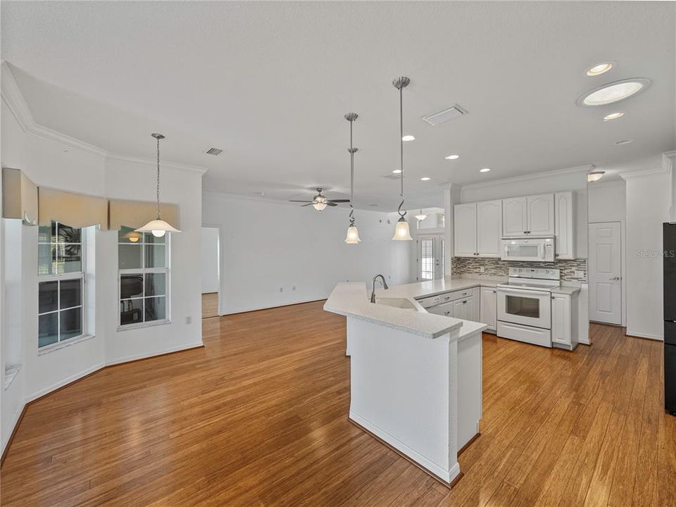 Kitchen & breakfast nook