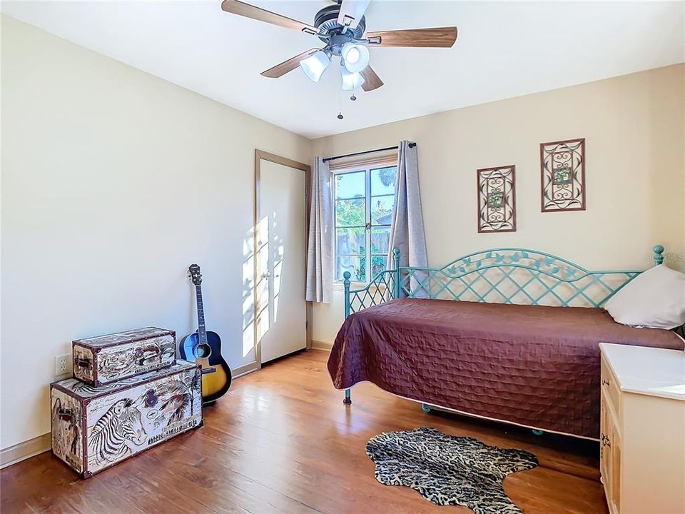 For Sale: $230,000 (2 beds, 1 baths, 969 Square Feet)