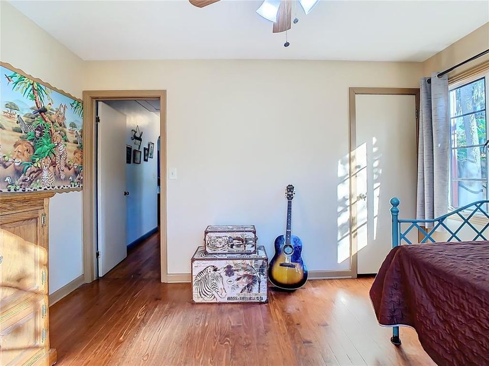 For Sale: $230,000 (2 beds, 1 baths, 969 Square Feet)