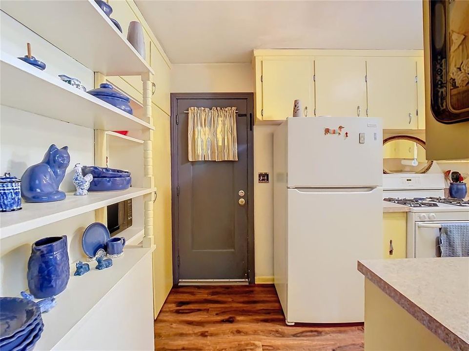 For Sale: $230,000 (2 beds, 1 baths, 969 Square Feet)