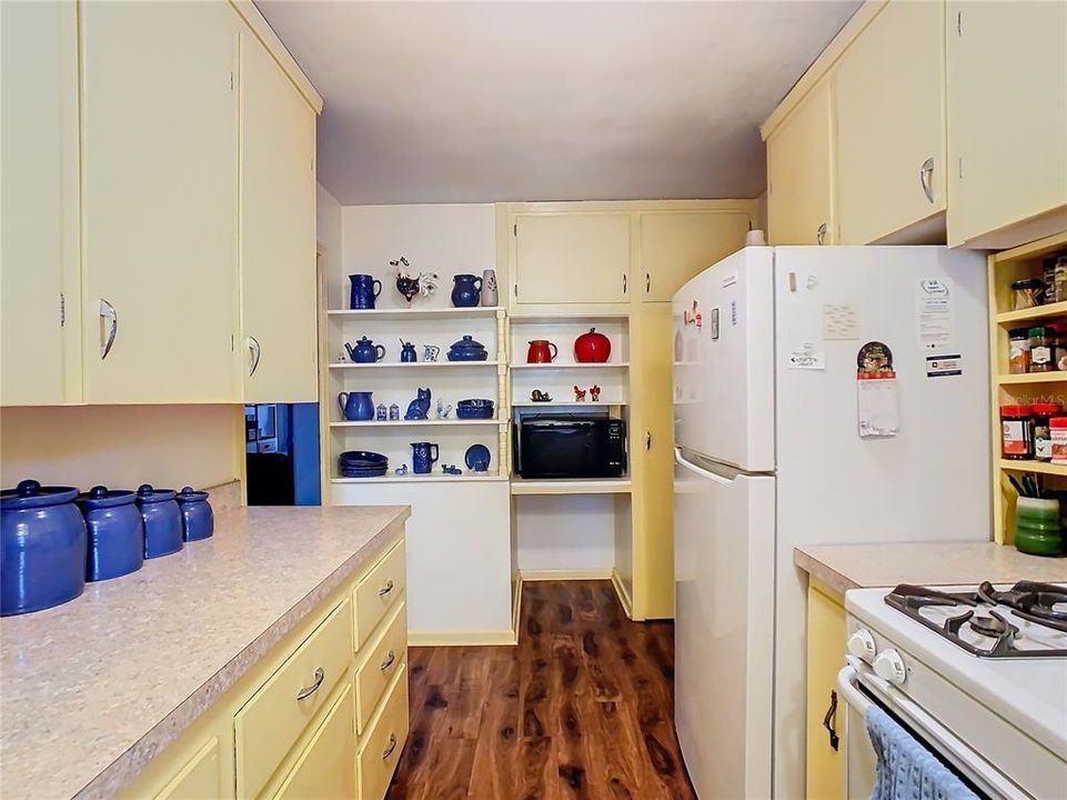 For Sale: $230,000 (2 beds, 1 baths, 969 Square Feet)