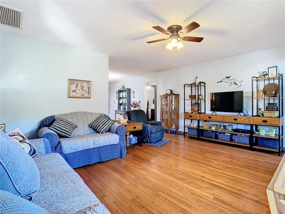 For Sale: $230,000 (2 beds, 1 baths, 969 Square Feet)