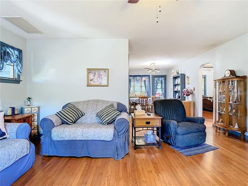 For Sale: $230,000 (2 beds, 1 baths, 969 Square Feet)