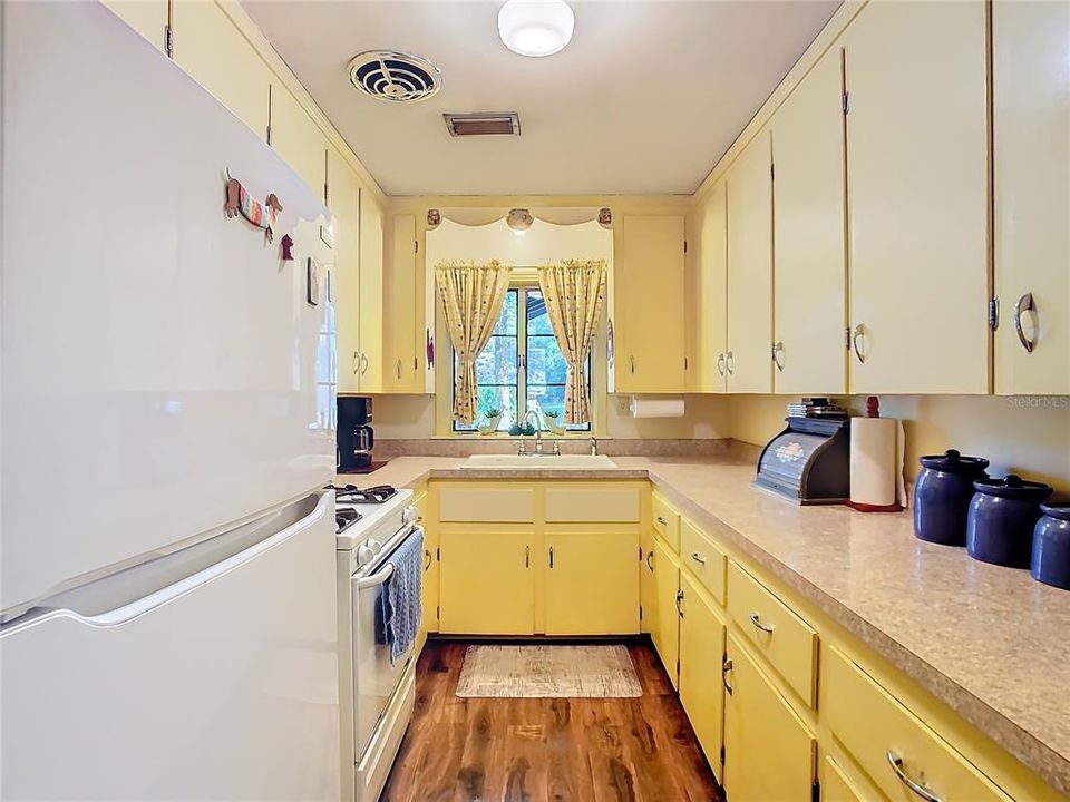 For Sale: $230,000 (2 beds, 1 baths, 969 Square Feet)