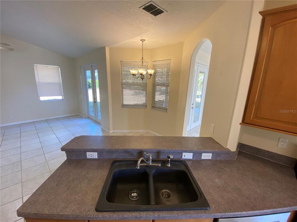 KITCHEN/BREAKFAST NOOK