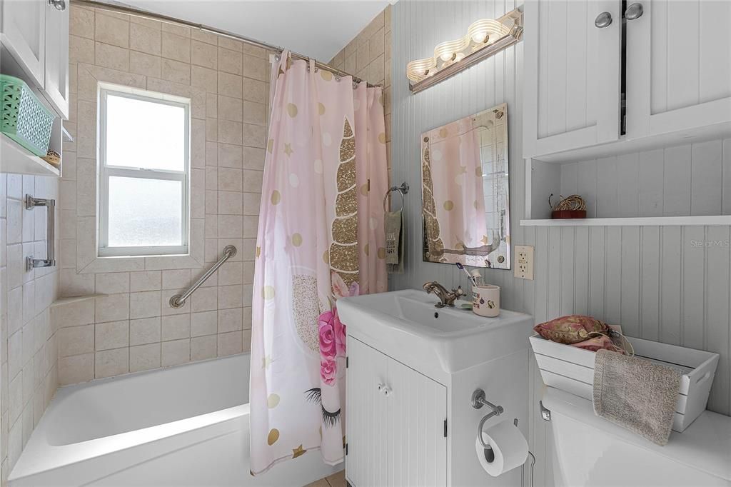 Light and bright bathroom with window