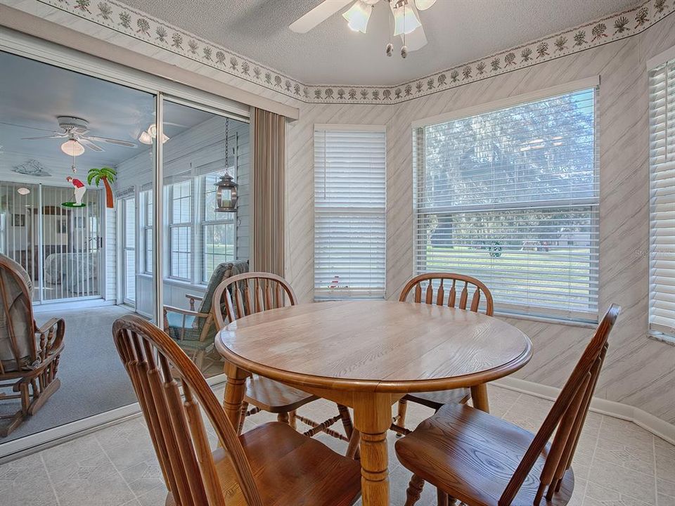 LIGHT AND BRIGHT CASUAL DINING NOOK