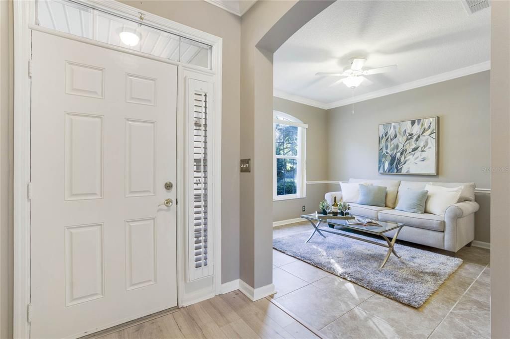 Foyer entryway w/ laminate floor & view to the 11'6" x 12' Dining/Living Room