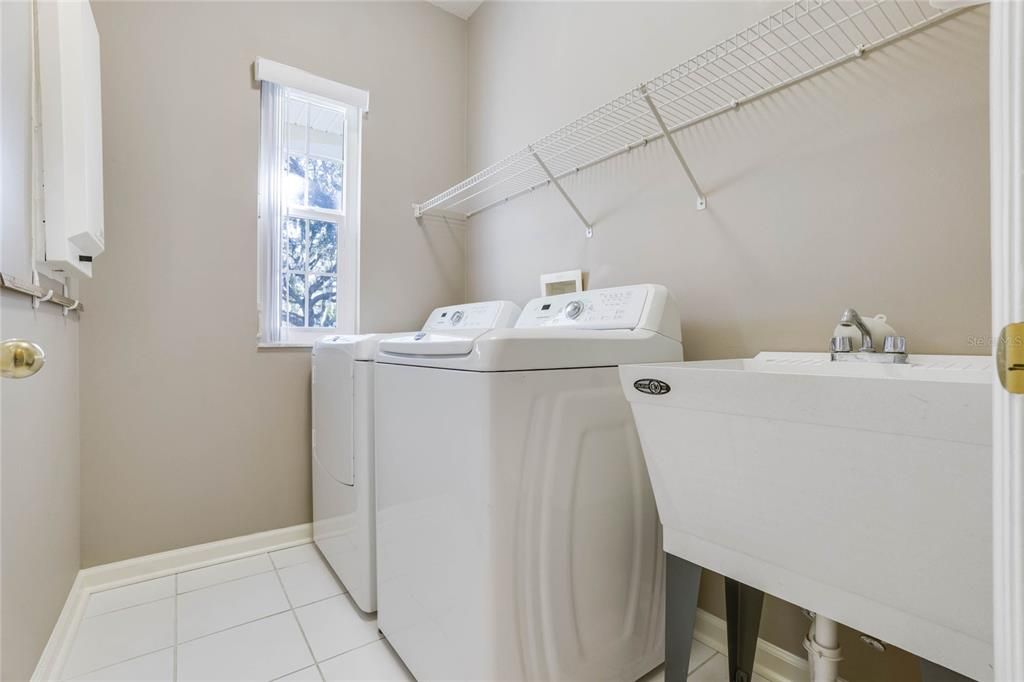 5'6" x 7'6" Utility Room w/ laundry tub, electric dryer & a natural gas connection