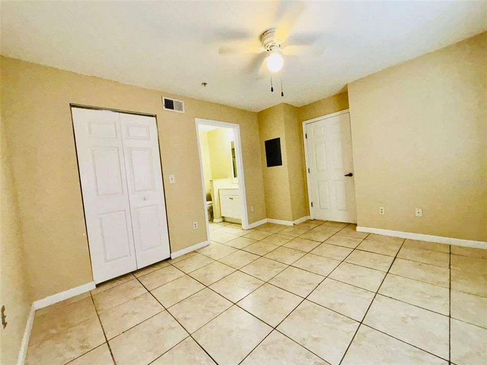 For Sale: $198,000 (2 beds, 2 baths, 890 Square Feet)