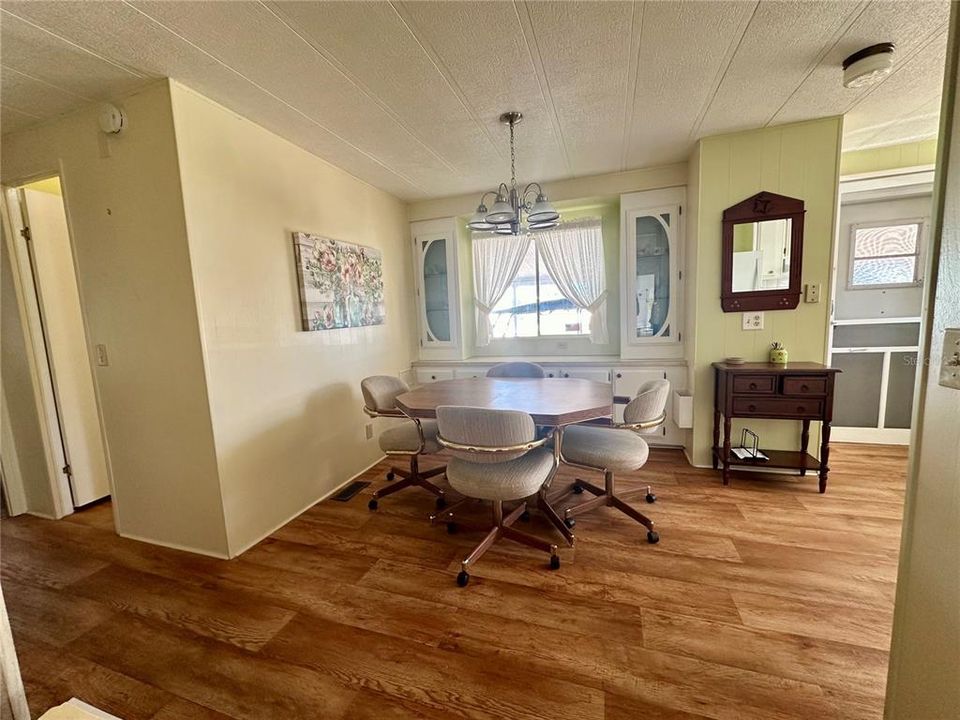 For Sale: $115,000 (2 beds, 2 baths, 864 Square Feet)