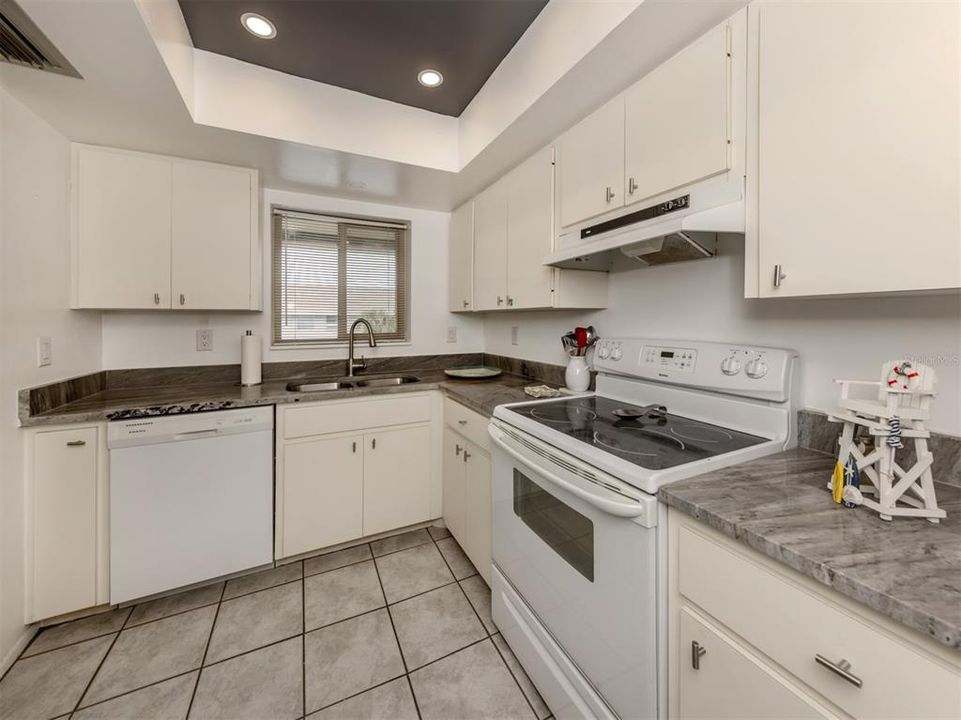 For Sale: $315,000 (2 beds, 2 baths, 941 Square Feet)