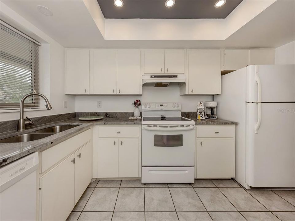 For Sale: $315,000 (2 beds, 2 baths, 941 Square Feet)