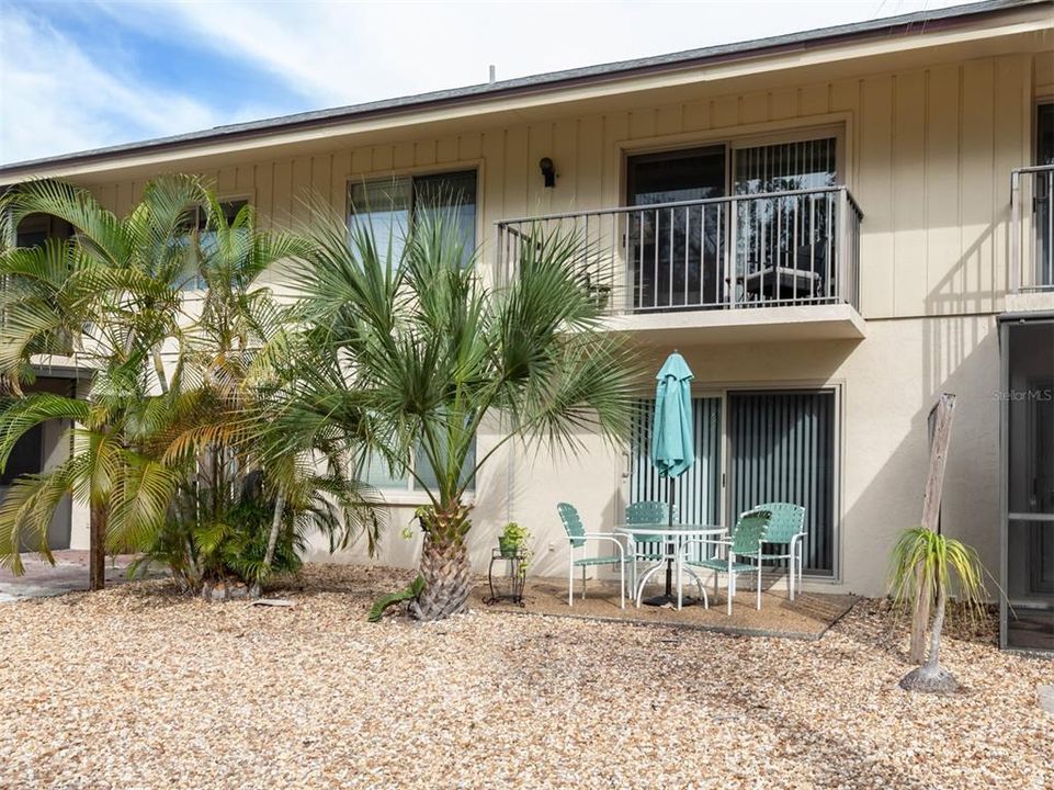 For Sale: $315,000 (2 beds, 2 baths, 941 Square Feet)