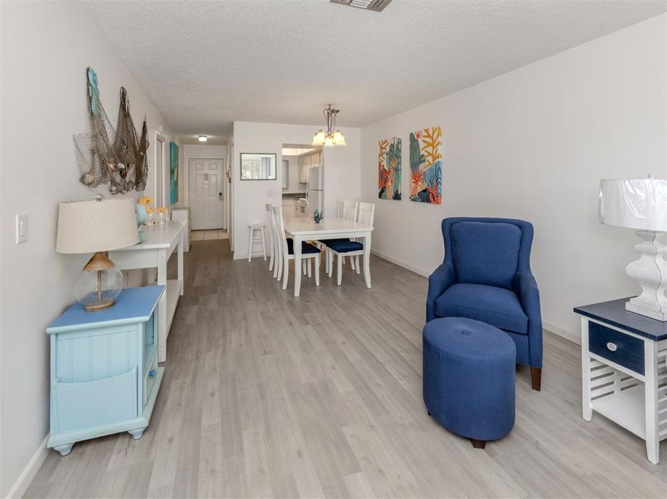 For Sale: $315,000 (2 beds, 2 baths, 941 Square Feet)