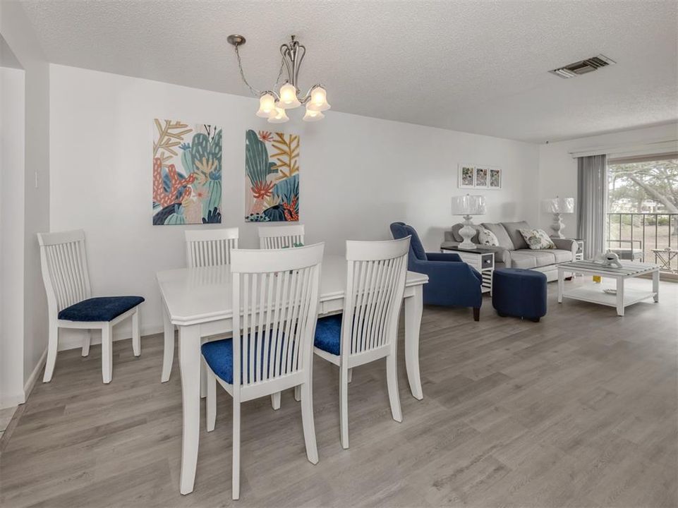 For Sale: $315,000 (2 beds, 2 baths, 941 Square Feet)