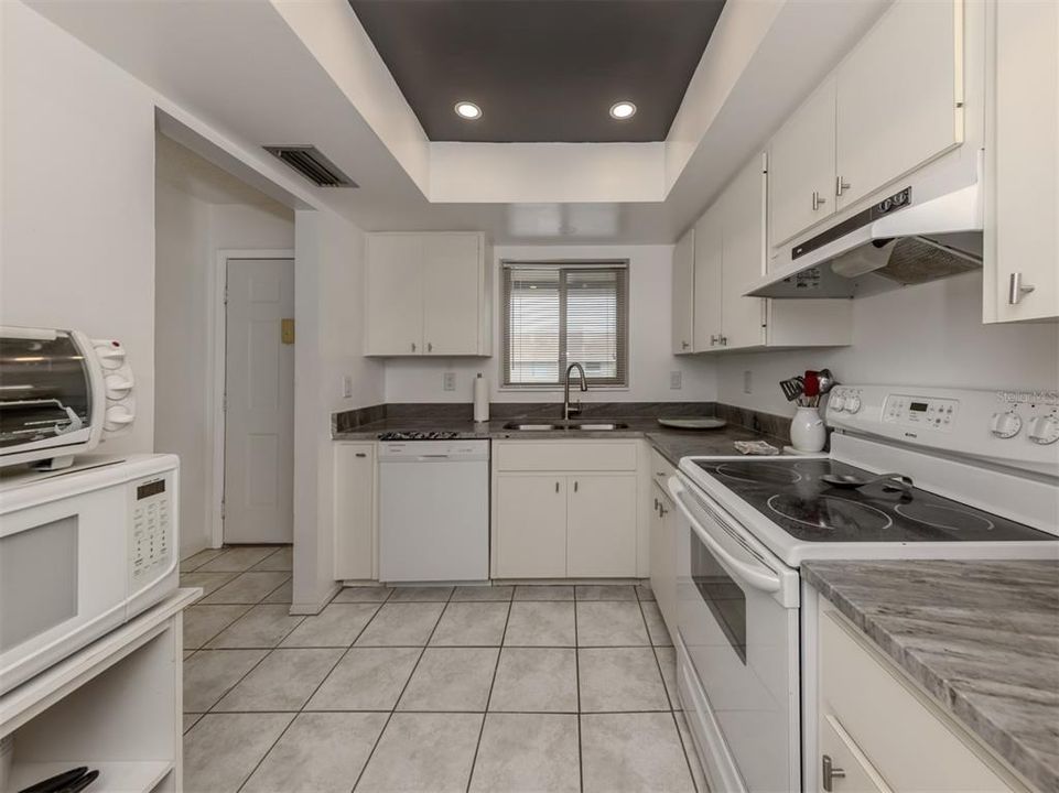 For Sale: $315,000 (2 beds, 2 baths, 941 Square Feet)