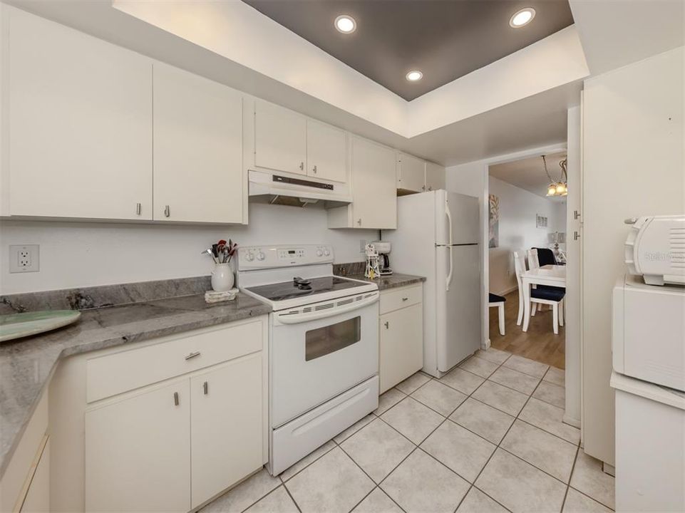 For Sale: $315,000 (2 beds, 2 baths, 941 Square Feet)