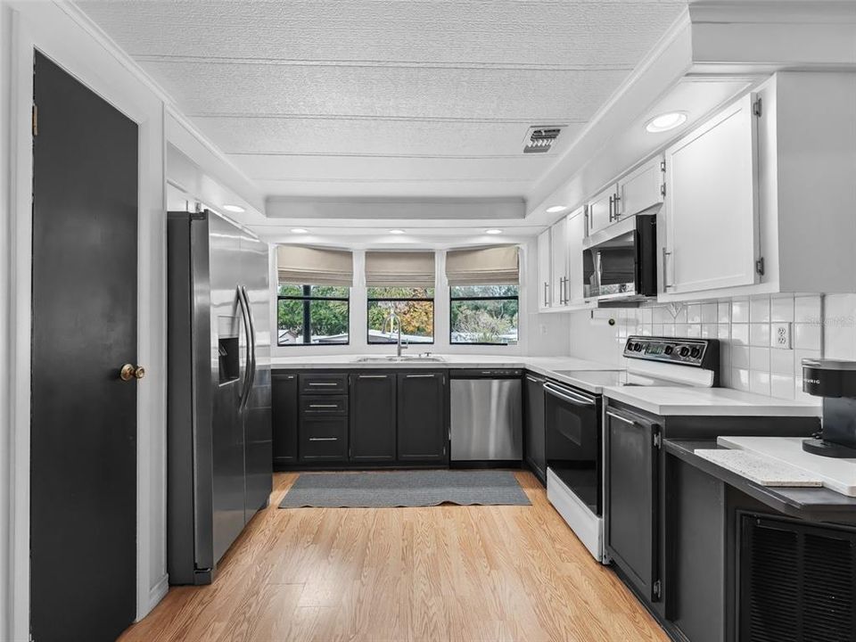 Light & bright spacious kitchen