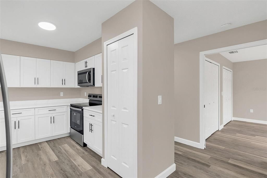 Active With Contract: $249,900 (2 beds, 2 baths, 1068 Square Feet)